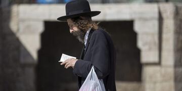 SSA01 JERUSALÉN (ISRAEL), 11/10/2016\u002E- Un judío ultraortodoxo camina hacia la Puerta de Damasco que conduce a Jerusalén, Israel hoy 11 de octubre de 2016 durante la celebración del Yom Kipur (Día del Perdón), la festividad más sagrada del calendario hebreo en la que los creyentes piden perdón a dios por sus ofensas y que les inscriba en el libro de la vida\u002E Israel cerrará hoy a cal y canto sus fronteras y espacio aéreo y parará toda la actividad por la conmemoración de la jornada de Yom Kipur, el Día del Perdón, la fecha más sagrada del judaísmo\u002E EFE/Atef Safadi israel jerusalem israel celebracion del yom kippur religiones religion judaismo judios ultraortodoxos