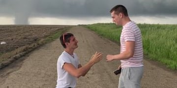 El meteorólogo que le pidió casamiento a su pareja mientras se aproximaba un tornado