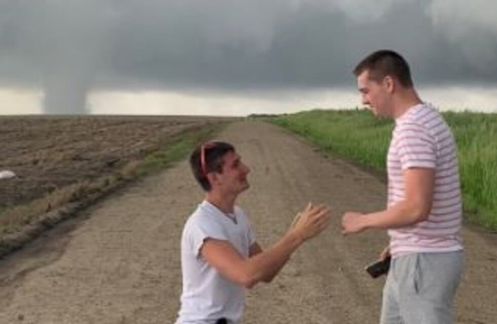 Viral: un "cazador de tormentas" le pidió matrimonio a su pareja frente a un tornado