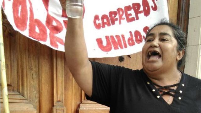 Protesta de carreros encadenados frente al Concejo