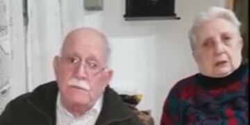 Pareja de jubilados pide por su perrita