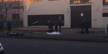 Un joven apareció muerto de un puntazo cerca de su moto en Ovidio Lagos al 4500\u002E (@pskassabian)