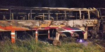 Los colectivos de la empresa TUS en desguace resultaron dañados tras el incendio\u002E (Bomberos de Río Cuarto)
