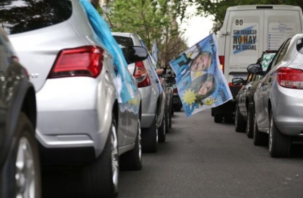 Peronistas realizaron una caravana por el Día de la Lealtad en Rosario