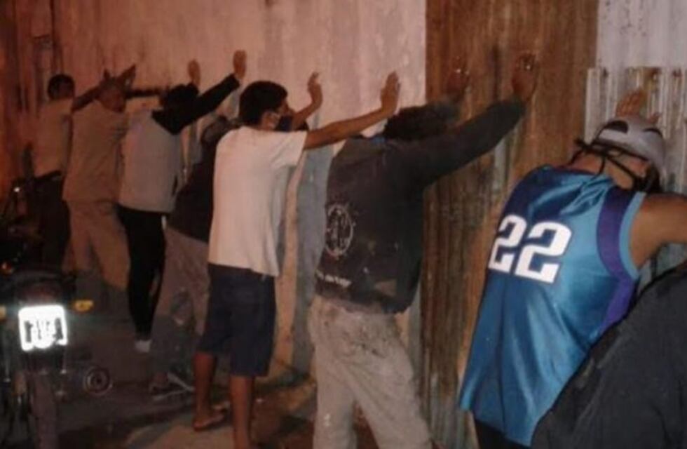 Ocho hombres fueron detenidos mientras bebían en un taller mecánico