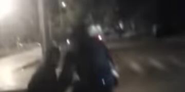 La Policu00eda de Mendoza son increpados por menores, quienes con total impunidad agreden a miembros de la fuerza.