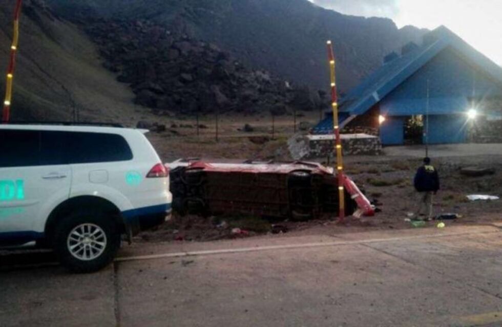 Accidente en Alta Montaña: desbarrancó colectivo y hay tres menores muertos