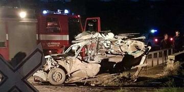 El conductor del Renault 12 chocó contra un tren en la localidad de Las Perdices\u002E Perdió la vida\u002E