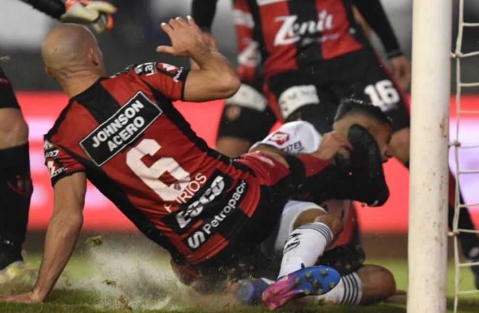 ¡Se le soltó la cadena! La brutal patada de un defensor de Patronato que mandó al hospital a un jugador de Quilmes