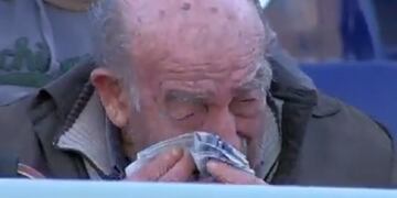 Abuelo llorando por salvarse del descenso