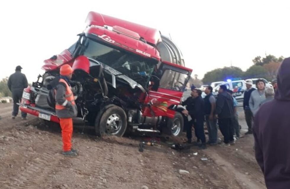Un camión y una máquina niveladora protagonizaron un violento choque