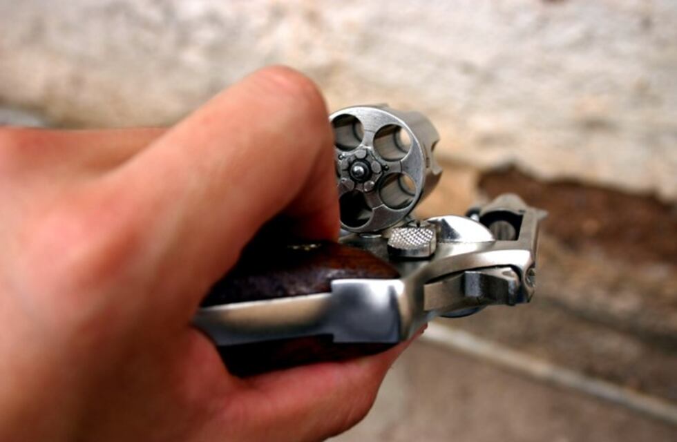 Lo delataron y fue detenido con un revolver cargado