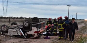 Tras varios tumbos, el vehículo terminó dado vuelta sobre la banquina\u002E Foto: Jorge Tanos\u002E