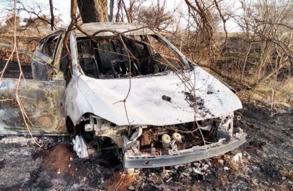 Una mujer volcó y su auto chocó un árbol y luego se incendió cerca de Quehué