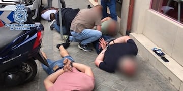 GRAF5074\u002E MADRID, 27/06/2019\u002E- Fotografía facilitada por la Policía Nacional, que ha detenido a los cinco miembros de una banda que pretendía cobrar casi dos millones de dólares por el rescate de un empresario argentino ya liberado tras permanecer secuestrado durante siete días en una vivienda de Madrid\u002E La liberación de la víctima, que se encontraba en Madrid para unos negocios, se ha producido cuando los presuntos delincuentes iban a trasladarla a otro domicilio\u002E Fuentes de la investigación precisaron a Efe este jueves que todo indica que se trata de un secuestro por encargo, efectuado por cuatro franceses y un ruso, que supuestamente era el responsable de la operación y del cobro del rescate\u002E Cuatro de los arrestados tienen experiencia en el manejo de armas y en operaciones militares\u002EEFE/Policía Nacional