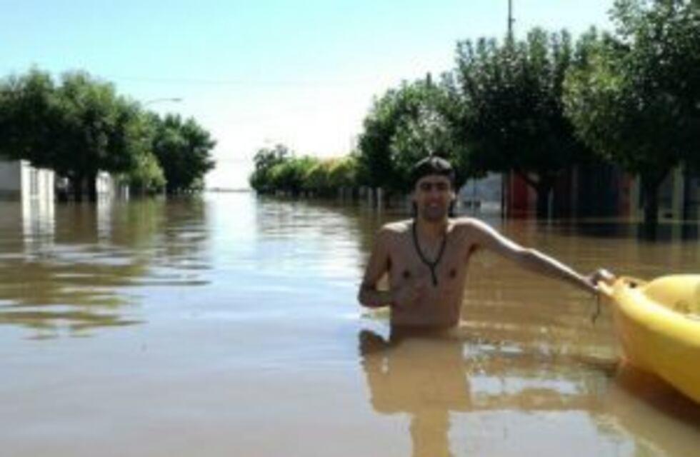 Se desbordó el arroyo Del Medio y se anegó gran parte de La Emilia: un muerto