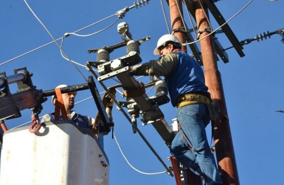 Distribuidoras eléctricas acuerdan con el gobierno multas por obras