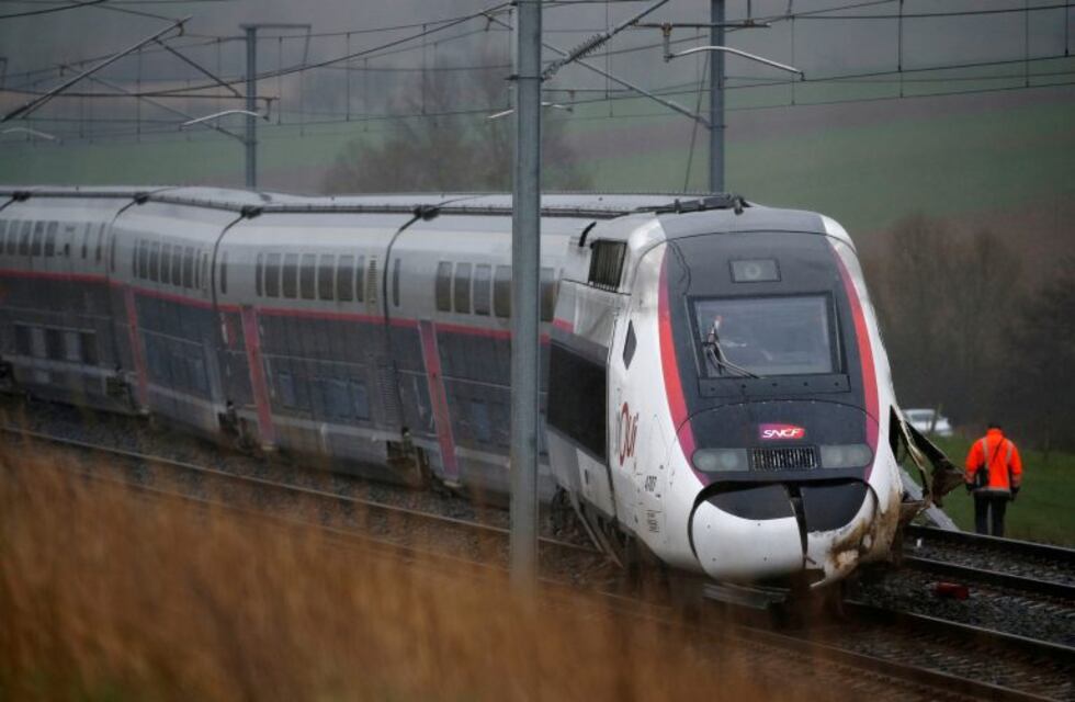 Descarriló un tren de alta velocidad en Francia y al menos 21 personas resultaron heridas