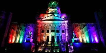 Iluminarán los monumentos porteños a 10 años de la aprobación del matrimonio igualitario