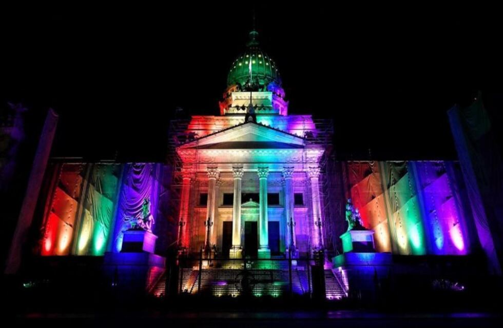 Iluminarán los monumentos porteños a 10 años de la aprobación del matrimonio igualitario