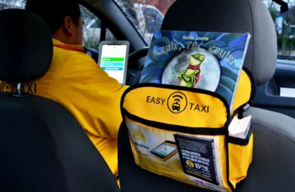 Una biblioteca móvil en los taxis cordobeses