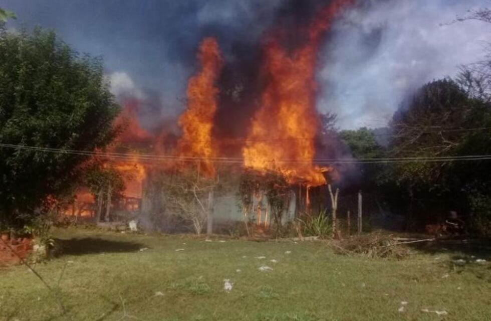 Se incendió por completo una vivienda en Ruiz de Montoya