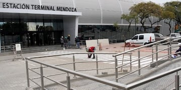 En la Terminal de Ómnibus de Mendoza se puede realizar el PCR y el test rápido antes de viajar. / Imagen archivo.