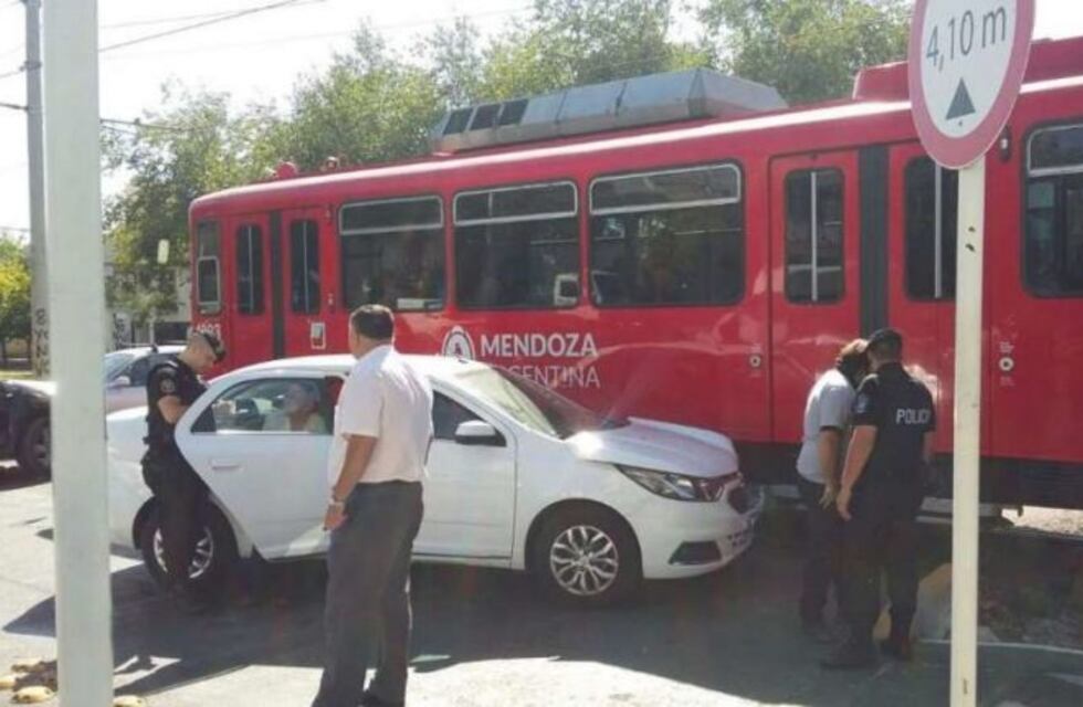 Un auto chocó contra el Metrotanvía en Mendoza