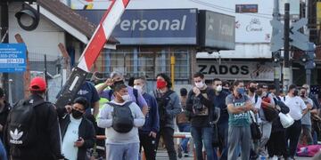 Largas filas por los casos de covid-19 en el tren Sarmiento\u002E (foto: Juan Manuel Foglia)