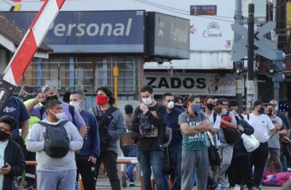 El tren Sarmiento funcionará este martes hasta las 11 y habrá micros de apoyo