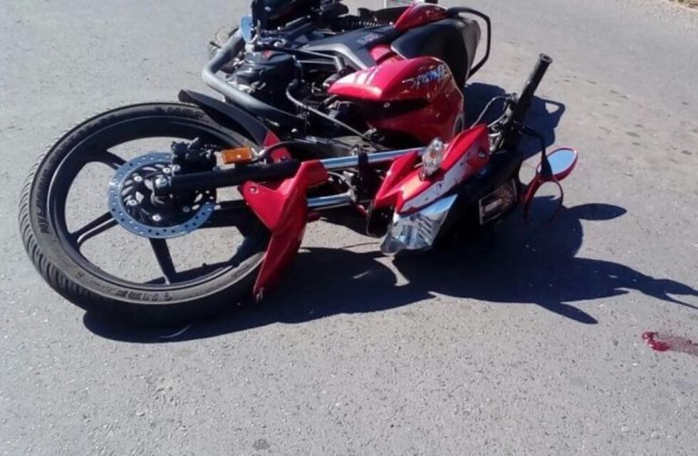 Choque entre una moto y una bicicleta terminó con un joven en grave estado