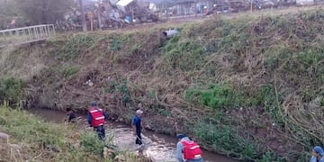 Minuciosa búsqueda llevan adelante los rescatistas y voluntarios en los canales\u002E