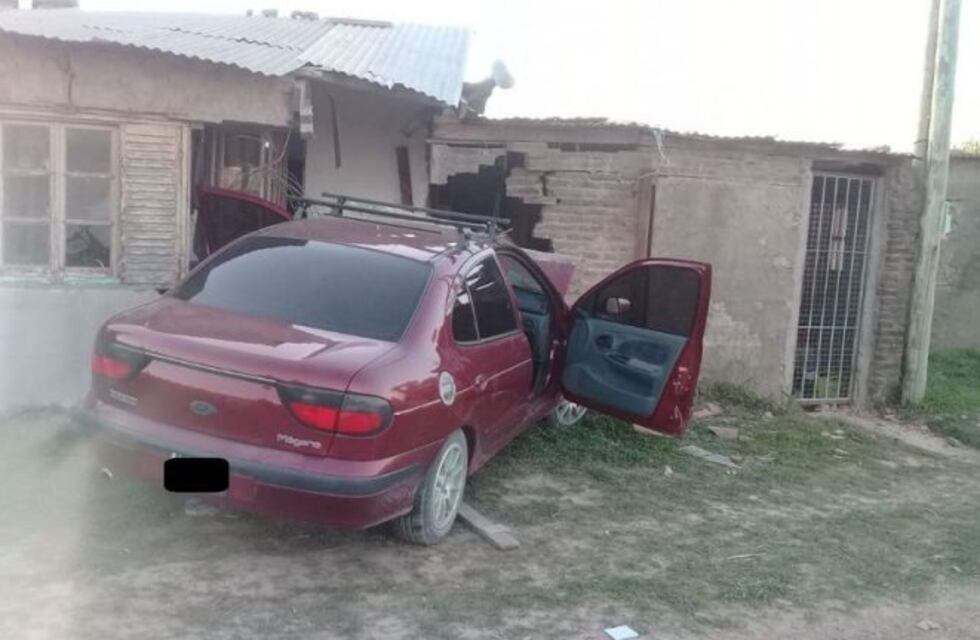 Un conductor perdió el control de su vehículo y se incrustó en una vivienda