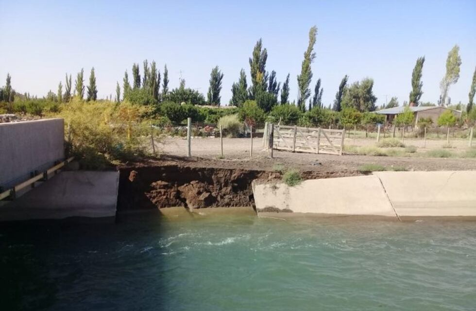 Comenzaron con los trabajos de reparación en el canal marginal del río Atuel
