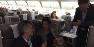 Mauricio Macri y Juliana Awada en un avión comercial