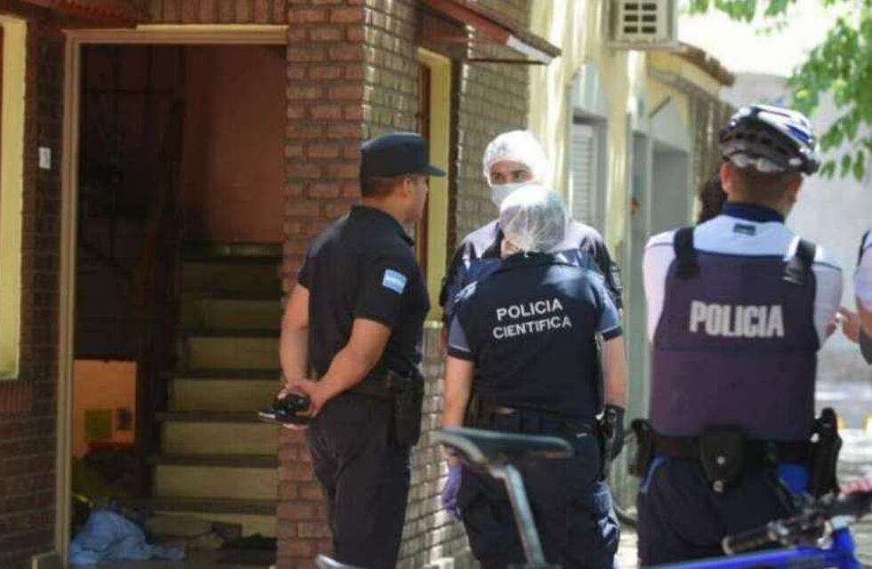 Delincuentes encapuchados y armado sorprendieron a un hombre de 62 años mientras dormía y lo encerraron en el baño