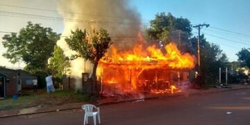Una vivienda se incendió por completo en San Vicente