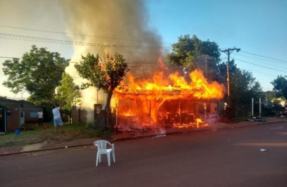 Una vivienda se incendió por completo en San Vicente
