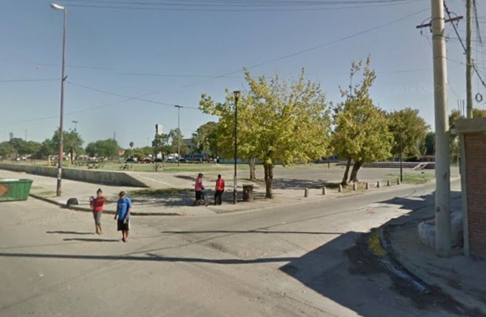 Rompió el vidrio de un auto para robar una cartera y fue aprehendido