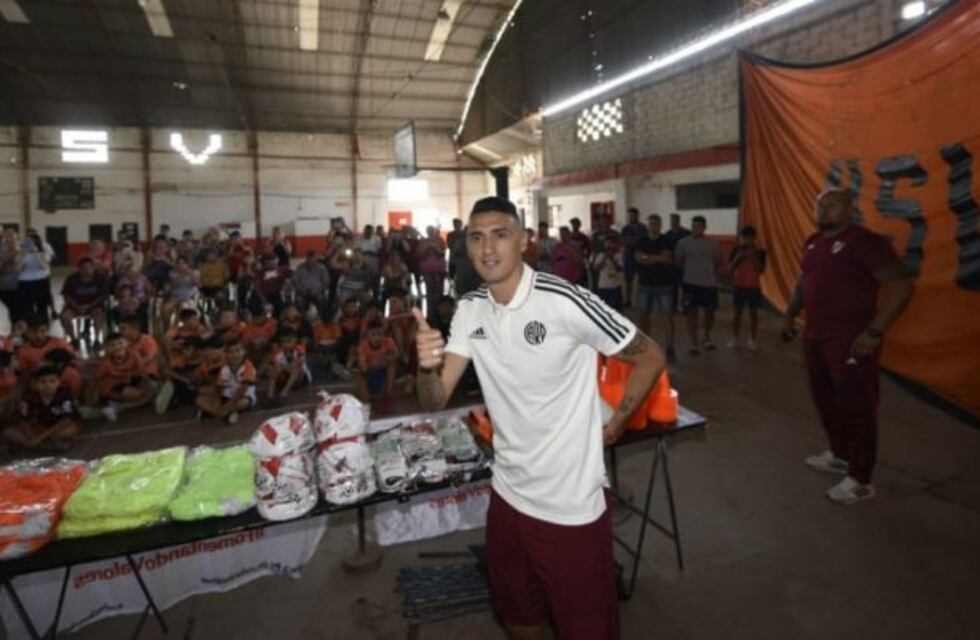 Matías Suárez no se olvida de sus orígenes: llevó donaciones a Unión San Vicente