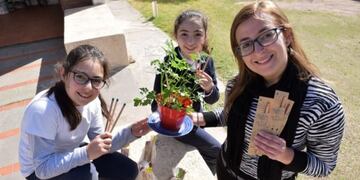 Las tres puntanas hacen lápices ecológicos\u002E Foto: El Diario de la República\u002E