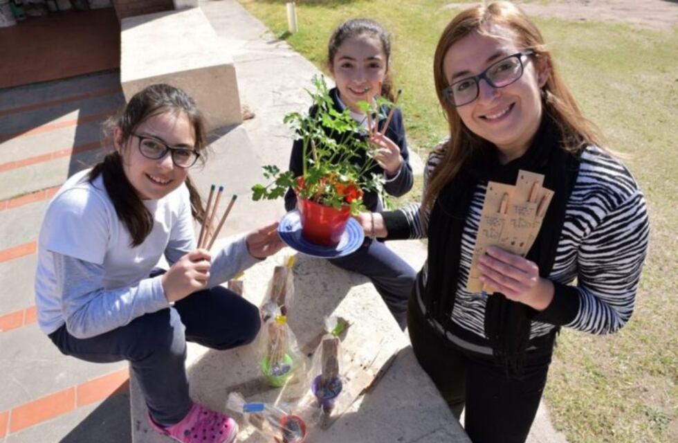 Una madre y sus dos hijas fabrican lápices ecológicos que se pueden plantar