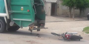 Un herido tras un choque entre una camión de basura y un motociclista
