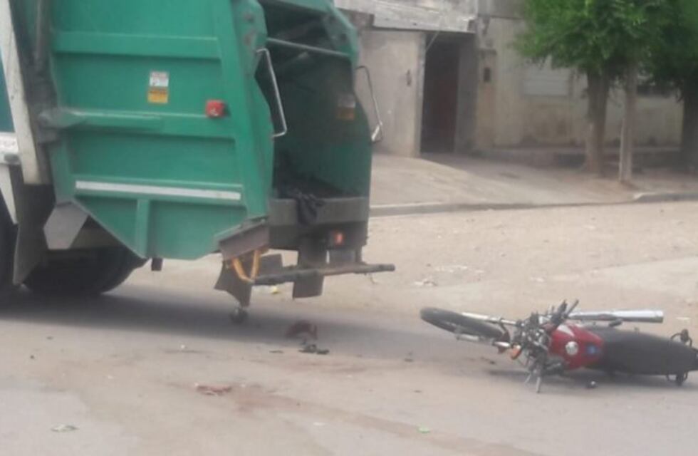 Sufrió varias fracturas luego de chocar contra un camión de basura
