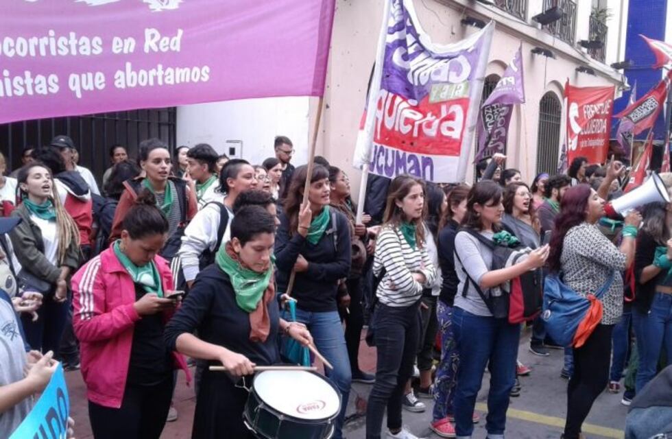 Protesta frente al SIPROSA por la cesárea practicada a la niña violada