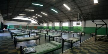 Camas en el polideportivo para personas en situación de calle\u002E