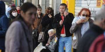 Caos en los bancos argentinos durante la reapertura para pagos de jubilaciones y planes sociales\u002E (Clarín)