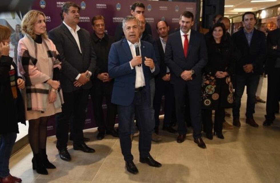 Cornejo: "Sería un papelón internacional tener aprobado un crédito y que lo dilatemos"