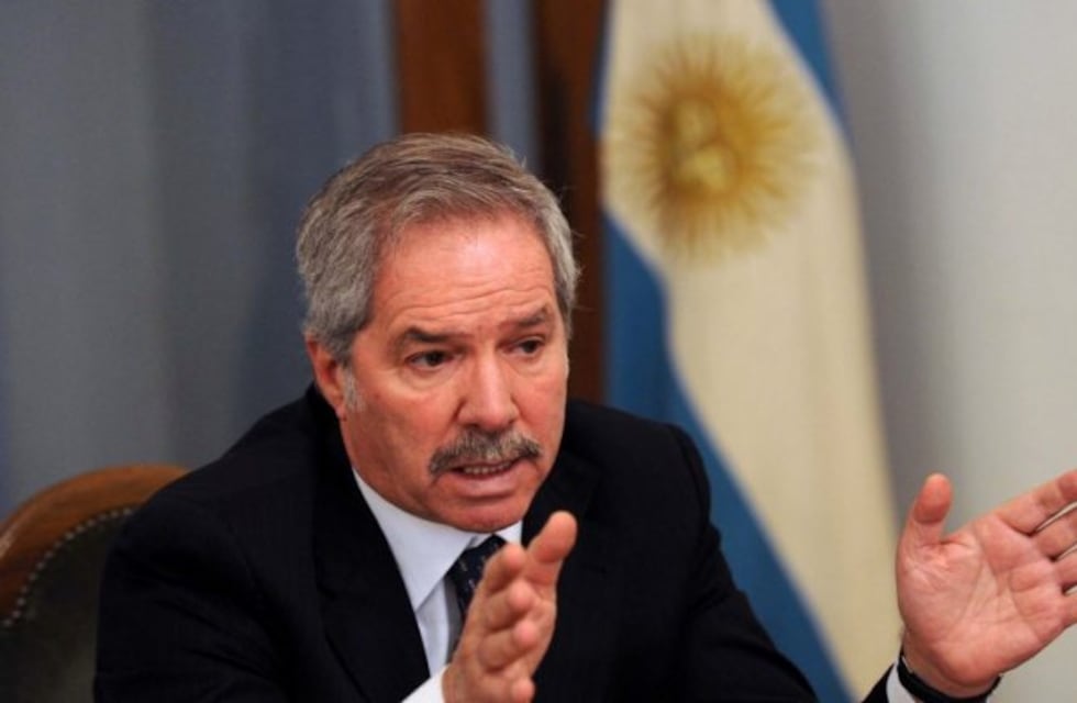 Felipe Solá, enojado con los manifestantes que quemaron barbijos: "Es primitivo y autodestructivo"