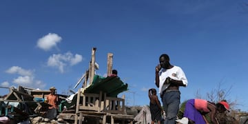 HAI01. JEREMIE (HAITI), 11/10/16.- Haitianos damnificados por el paso del huracu00e1n Matthew reconstruyen sus viviendas hoy, martes 11 de octubre de 2016, en Jeremie (Haitu00ed). Una semana despuu00e9s de la devastaciu00f3n provocada por el potente huracu00e1n Matthew en Haitu00ed, afectados empiezan a quejarse por la escasa o lenta ayuda para afrontar la situaciu00f3n. EFE/ORLANDO BARRu00cdA